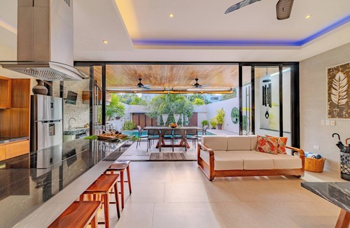 La Veleta Villa | Luxury villa Casa Frank w/4 BDR, Infinity pool, heated jacuzzi, walk to shops
