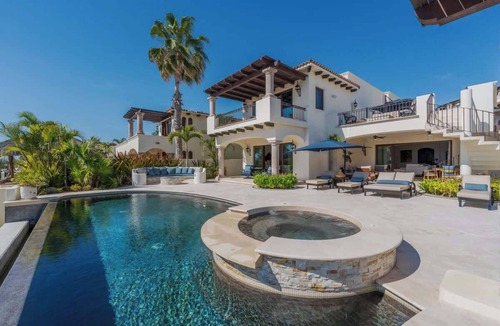 Buzzards Villa | Luxury Villa with Infinity Pool & Jacuzzi!