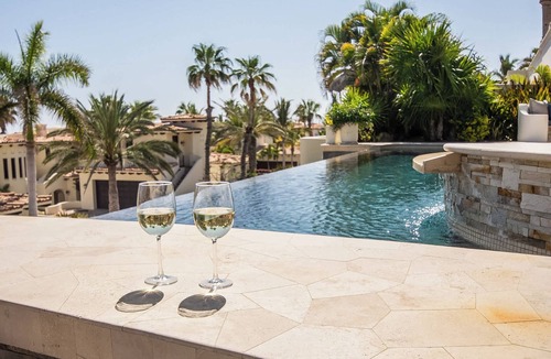 Buzzards Villa | Luxury Villa with Infinity Pool & Jacuzzi!