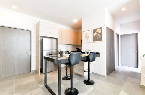 Monterrey Apartment | ¡Luxury with Pool & Gym! 1 King & 4 Twin 2BR2br