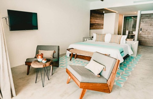 Zona Hotelera Norte House | Making The Best Memories Along The Way! Outdoor Pool, Free Parking