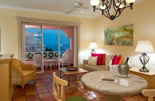 Los Cangrejos II y III Resort | MASTER Suite Sleeps 6 Resort and Spa in Cabo with amazing pool and beach access.