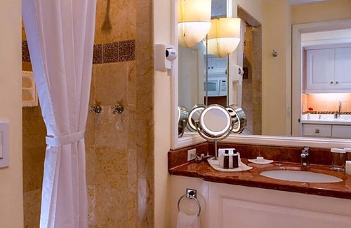 Los Cangrejos II y III Resort | MASTER Suite Sleeps 6 Resort and Spa in Cabo with amazing pool and beach access.