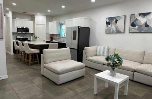Edinburg Apartment | Mike’s Place - 3 Q Suite w/TV