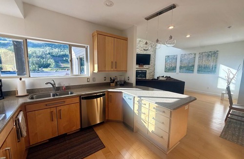 Brian Head Condo | Million Dollar View, steps to slopes!
