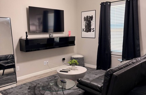 Edinburg Apartment | Modern 1-bedroom apartment with AC in charming Edinburg
