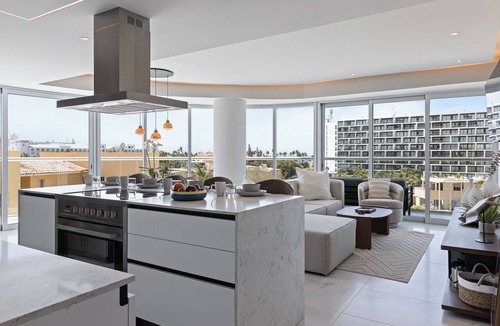 Flamingos Condo | Modern 3BR Oasis | Rooftop Pool | Steps to Beach