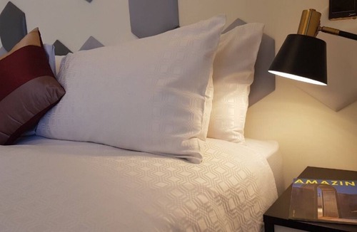 Hengchun Apartment | MODERN CHIC NEW APARTMENT close to great food, beach, A/C, balcony views, wi/fi.