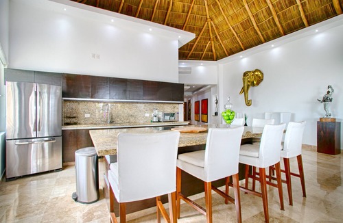 North End Condo | Modern & elegant condo,a few steps to the beach, great vistas!