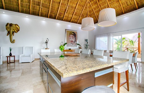 North End Condo | Modern & elegant condo,a few steps to the beach, great vistas!