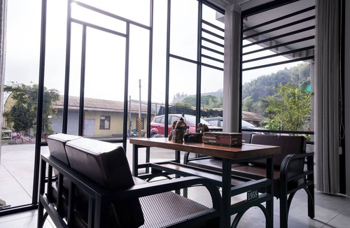 Alishan Apartment | Modern Family Room with Balcony & Mountain View – See You Soon Homestay, Alishan
