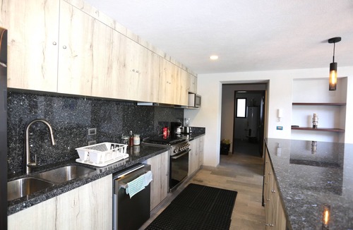 Avandaro House | Modern New Luxury Private Villa for Family Fun - Pool, Jacuzzi, King Beds, Patio
