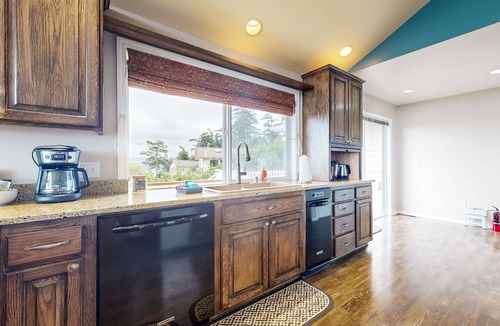 Diamond Point House | Modern retreat with beautiful ocean view, decks, gas grill and Wifi