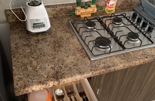Queretaro Apartment | Moderno Loft con Balcón: Conectividad y Confort en Querétaro