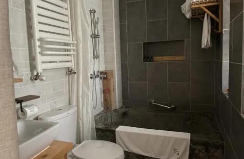 Emeishan House | Mount Emei Bamboo Private Hot Spring Bed and Breakfast