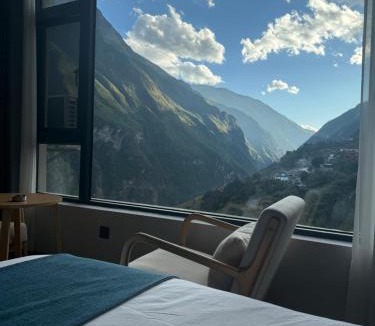 Hutiaoxia House | Mountain Creek Cliffside B&B