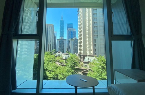 Xinyi Condo | mrt 10mins Xinyi Project Zone apple tv n Netflix TV FIREWORKS TAIPEI 101