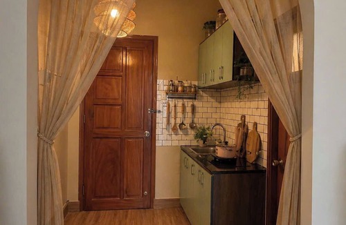 District 1 Bed & Breakfast | Nơi dừng chân lý tưởng với không gian phòng rộng rãi , một góc ban công chill