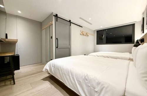 University District House | N2 Hotel
