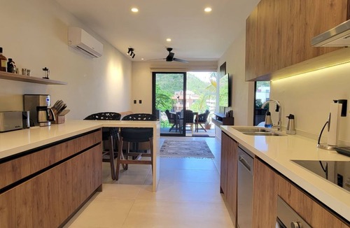 Santa Maria Huatulco Condo | New listing! Chic, cozy 2-bedroom w/rooftop pools, walk to beach, restaurants+