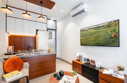Downtown Ho Chi Minh City House | NEW 5BRs 5WC with ELEVATOR by Gon De Home Bui Vien
