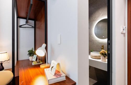 Downtown Ho Chi Minh City House | NEW 5BRs 5WC with ELEVATOR by Gon De Home Bui Vien