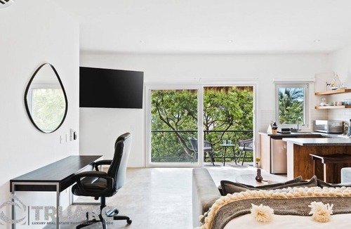 North End House | "New Lux August '24 Bungalow-Jungle ocean views, King bed, Starlink, 75" screen.