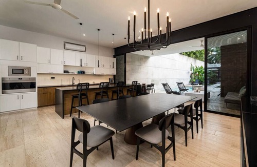 Centro House | Nymeria Luxurius family deisgn home in Mejorada