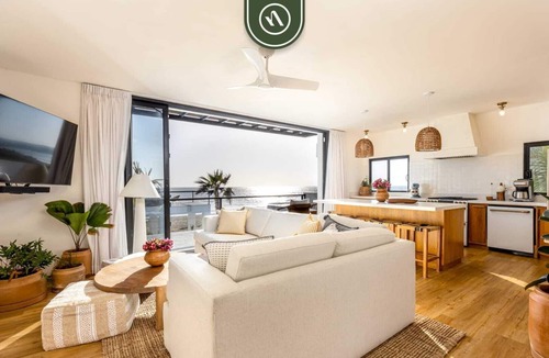 Cerritos Villa | Oceanfront 10 BR Villa with Pool - Jacuzzi - Beach