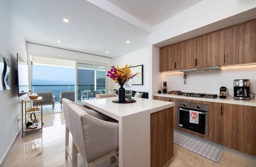 Las Glorias Apartment | Oceanfront Condo – 13th Floor | 8 Heated Pools | Rooftop Gym | 500 Mbps WiFi