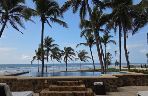 Acapulco Apartment | Oceanfront luxury apartment beach access