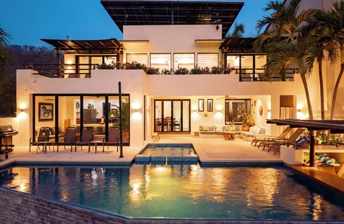 Crucecita Villa | Oceanfront Villa with Infinity Pool & Swim-Up Bar