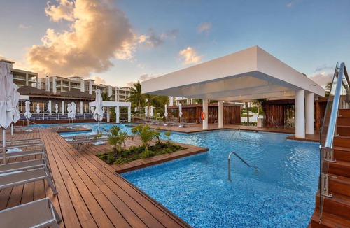Playa Mujeres Apartment | Oceanview Penthouse with Rooftop Pool & Jacuzzi