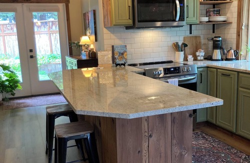 Olympia House | Oly Oasis - charming bungalow in Olympia with WiFi, AC and your own backyard!n