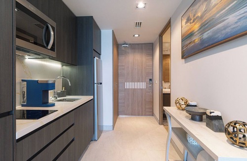 Bella Vista Condo | One 1402B Hotel Room: New Beachfront Resort, Style & Comfort
