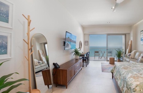 Ferrocarrilera House | One 1403B: Beachfront Bliss Studio in Sandy Beach