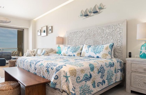 Ferrocarrilera House | One 1507A : Oceanfront Haven of Refined Luxury