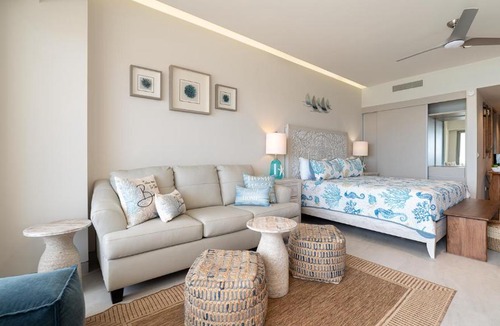 Ferrocarrilera House | One 1507A : Oceanfront Haven of Refined Luxury