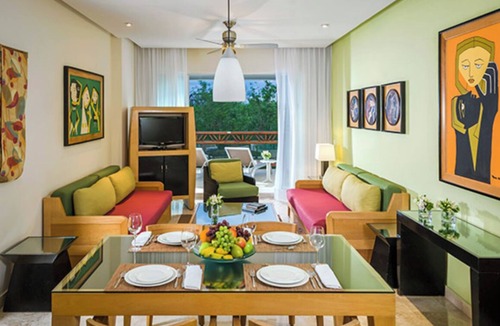 Villa Juarez Hotel | One bedroom hotel suite in Playa del Carmen with AC, fitness room, and WiFi.