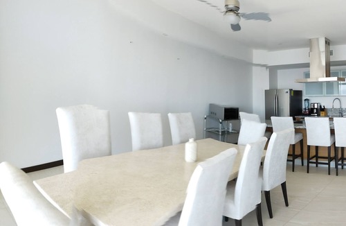 Quintas del Mar Condo | Peninsula-Pacific-Pearl-9-people