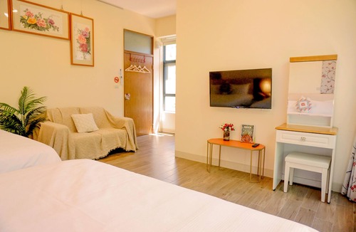 Jiji Bed & Breakfast | Pottery Flower B&B