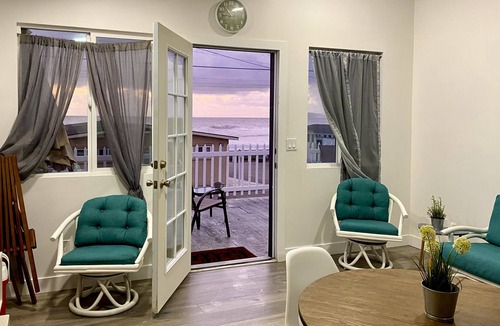 Santa Monica Cottage | Private Beach Entrance- Beach Corner House