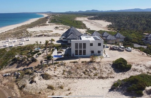 La Ventana House | Private Beach house oasis. Walk on waterfront. Kiting paradise at your door.