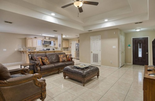 Pharr House | Private Fenced Backyard Pet Friendly Minutes to Shopping, Dining