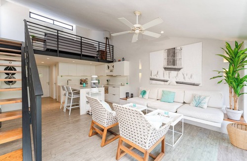 R Condo | Private Rooftop Terrace + Walkable to the Beach