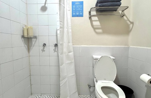 Americana House | Private room with private bathroom in the Americana neighborhood