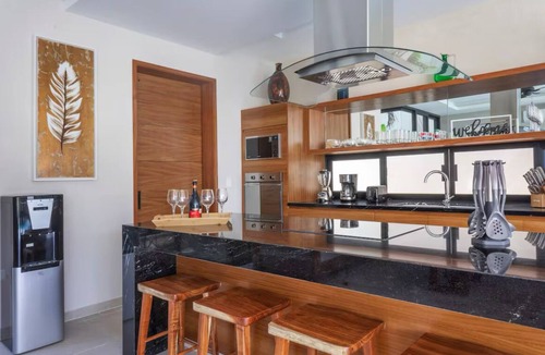 La Veleta Villa | Private Villa with Pool, Heated Jacuzzi & Free Cleaning up to 8, walk to calle7