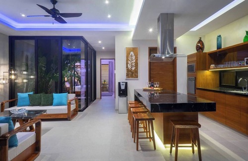 La Veleta Villa | Private Villa with Pool, Heated Jacuzzi & Free Cleaning up to 8, walk to calle7