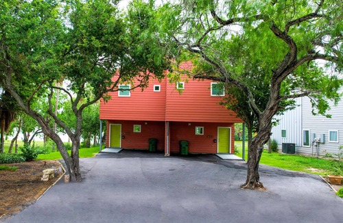 Brownsville House | PROMO 15% WEEKLY AND 20% MONTHLY DISCOUNT! Oasis on the Lake A