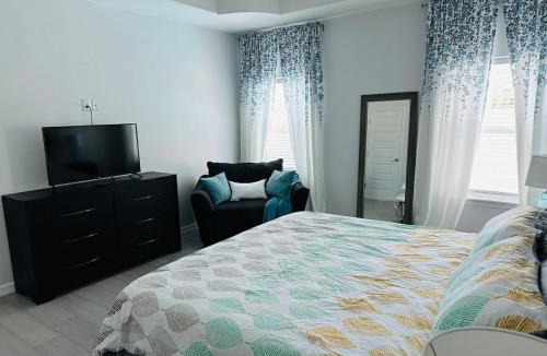 Brownsville House | Quiet Cozy Spacious Stay w Private Pool
